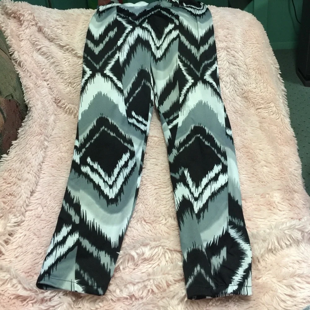 BLACK & WHITE & GRAY FLAME STITCH PRINT LEGGINGS PANTS - Picture 1 of 4